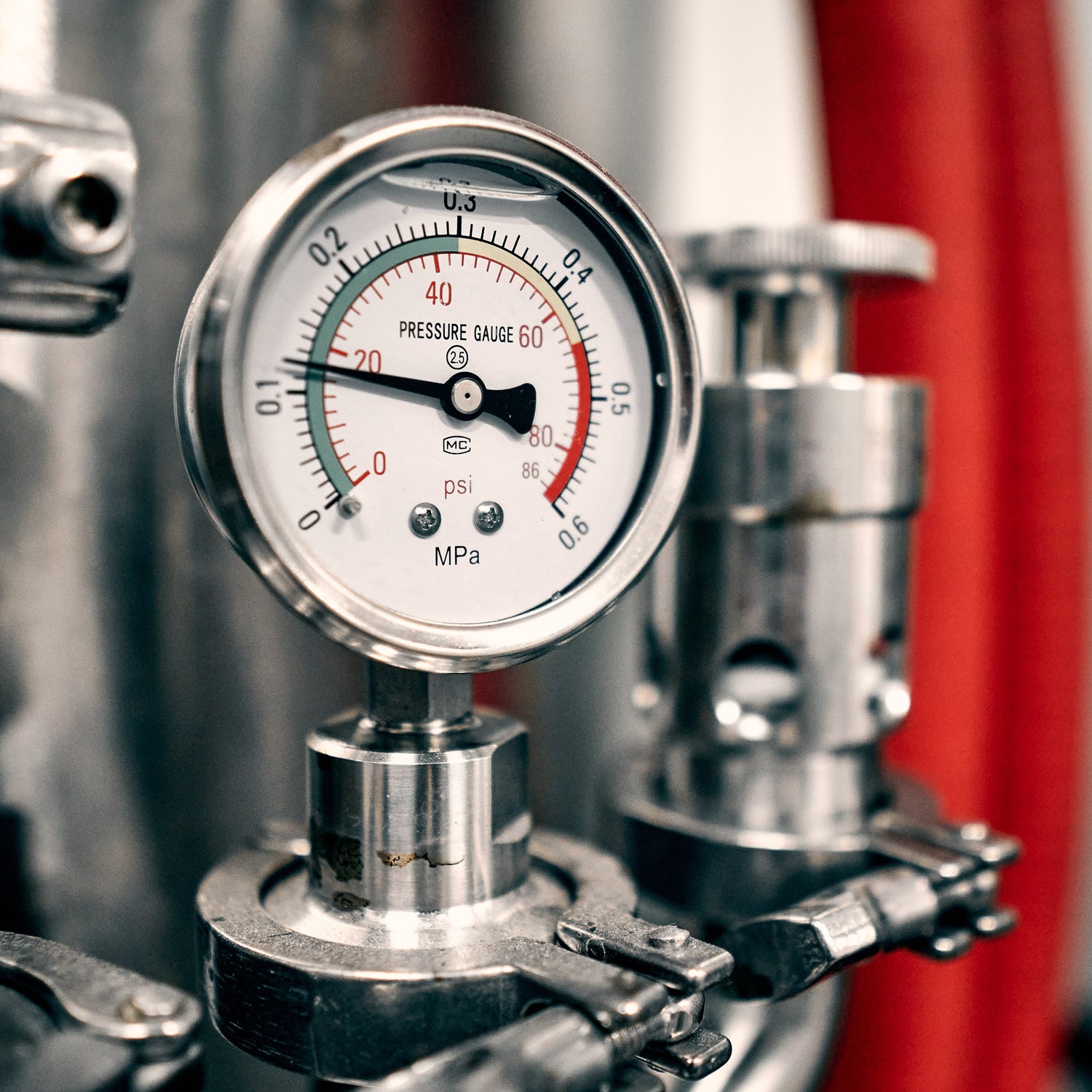 Pressure gauge on a mechanical system with blurred background